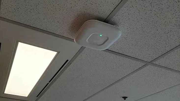 Office sound masking solutions enhance productivity and privacy in a modern workspace.